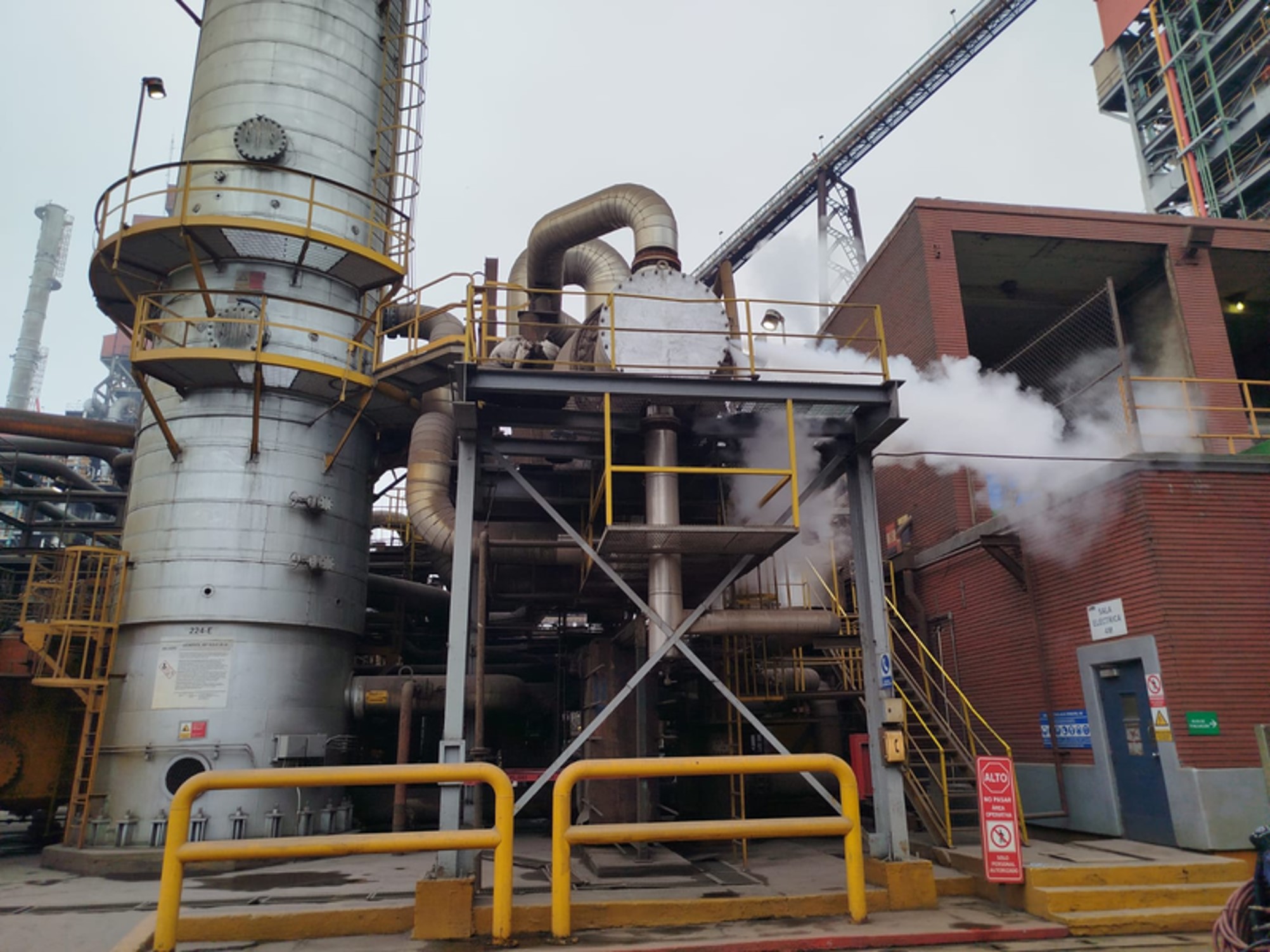 Técnico aplicando sistema de calafateo en intercambiador industrial