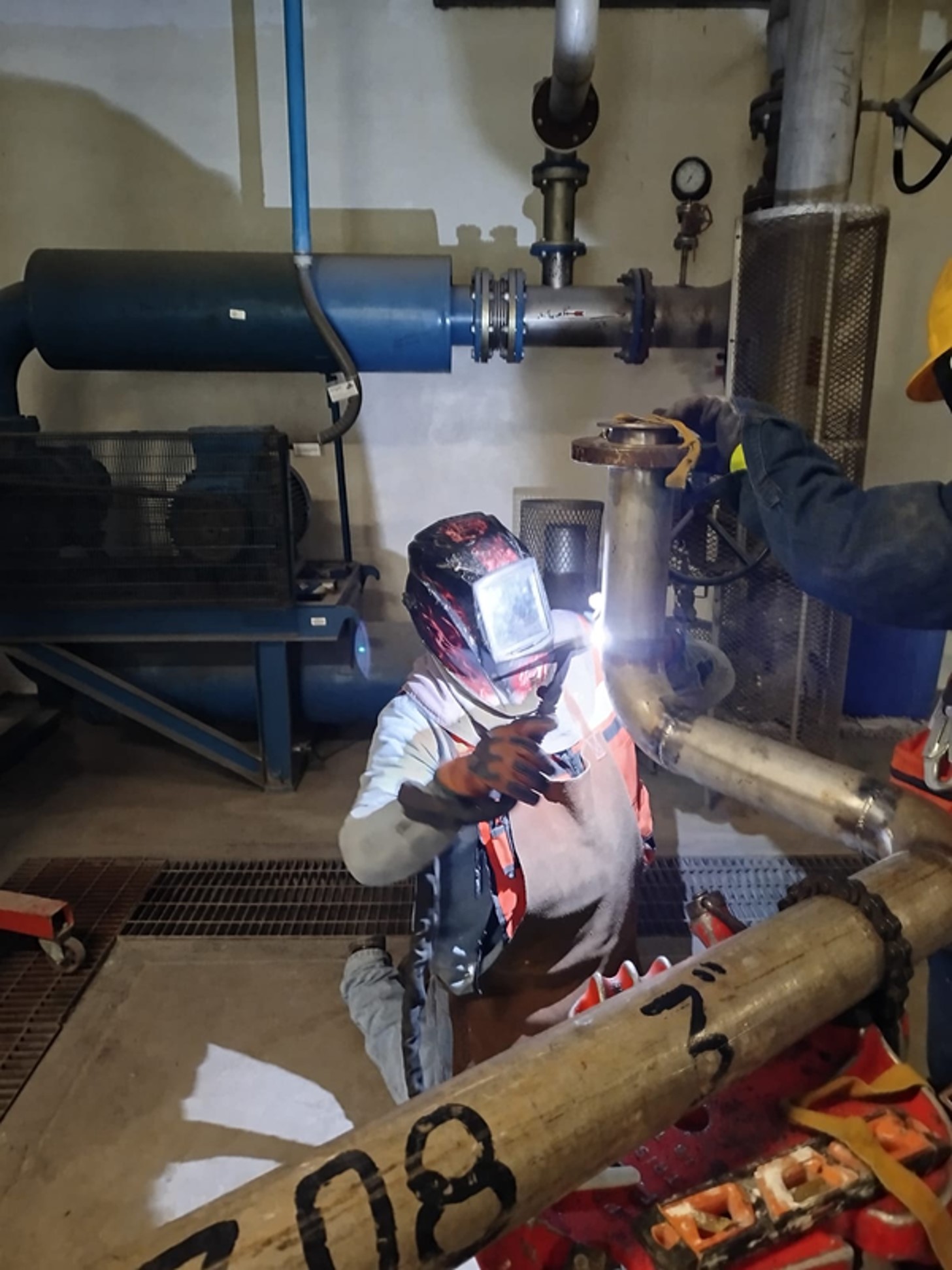 Trabajo de soldadura especializada en línea de acero inoxidable